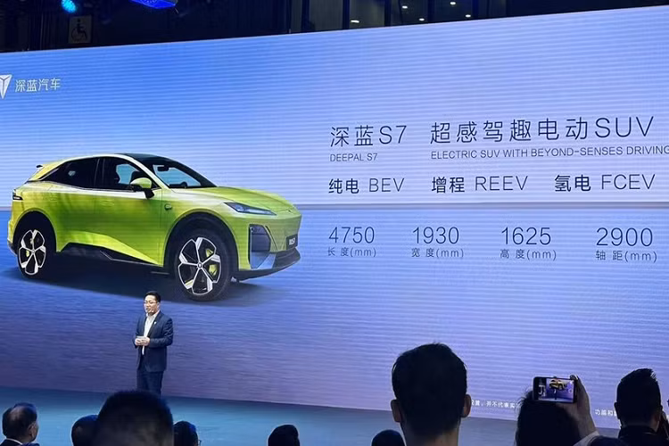 Triển lãm ô tô Trùng Khánh 2023 đang diễn ra tại Trung Quốc dù quy mô khá nhỏ, nhưng đây cũng là cơ hội quá tốt để nhiều hãng xe nội địa giới thiệu các mẫu ôtô mới, Changan không đứng ngoài cuộc chơi khi mang SUV thể thao Deepal S7 mới đến giới thiệu.