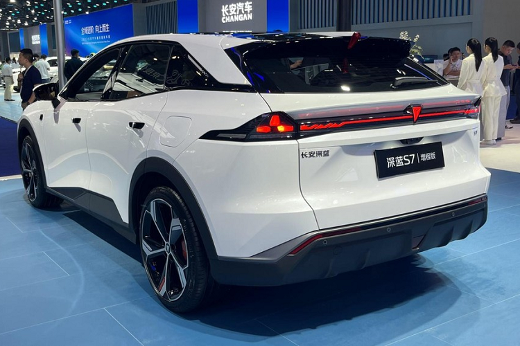 Xuất hiện tại triển lãm ô tô Trùng Khánh 2023, chiếc xe SUV Changan Deepal S7 gây ấn tượng mạnh khi tấm màn hình LED nhỏ phía dưới của đèn pha thể hiện hình trái tim, thể hiện tấm lòng của hãng xe Trung Quốc sẽ luôn hướng đến khách hàng từ chính sách bán hàng đến hậu mãi.