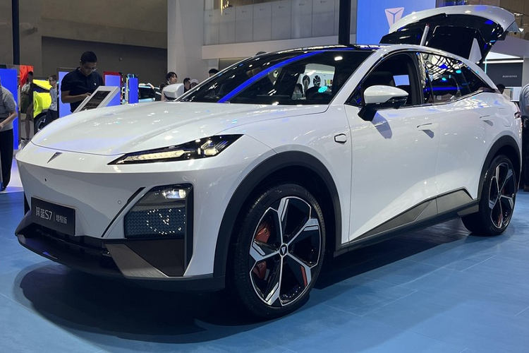 Vào tháng trước, Changan cũng tuyên bố mở bán trước mẫu xe Deepal S7 với giá chỉ từ 169.900 nhân dân tệ đến 239.900 nhân dân tệ (tương đương 563 triệu đồng đến 795 triệu đồng), tức là giá xe Changan Deepal S7 2023 đã thấp hơn 318 triệu đồng đến 435 triệu đồng so với công bố vào đầu năm nay.