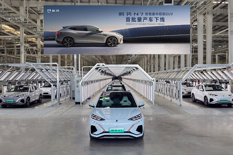 Vào tháng 4 đầu năm nay, thương hiệu cao cấp Tengshi Motors, do liên doanh giữa hãng xe Trung Quốc BYD với Daimler - tập đoàn mẹ của Mercedes-Benz tạo ra, đã cho ra mắt chiếc xe SUV cỡ trung 5 chỗ ngồi Denza N7 2024 mới, đến nay, mẫu xe này đã có mặt tại các đại lý để cho khách hàng xem mắt trước.