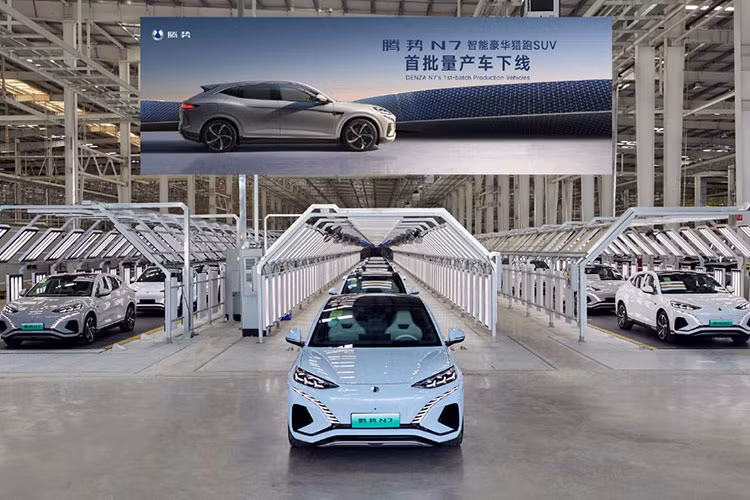 Vào tháng 4 đầu năm nay, thương hiệu cao cấp Tengshi Motors, do liên doanh giữa hãng xe Trung Quốc BYD với Daimler - tập đoàn mẹ của Mercedes-Benz tạo ra, đã cho ra mắt chiếc xe SUV cỡ trung 5 chỗ ngồi Denza N7 2024 mới, đến nay, mẫu xe này đã có mặt tại các đại lý để cho khách hàng xem mắt trước.