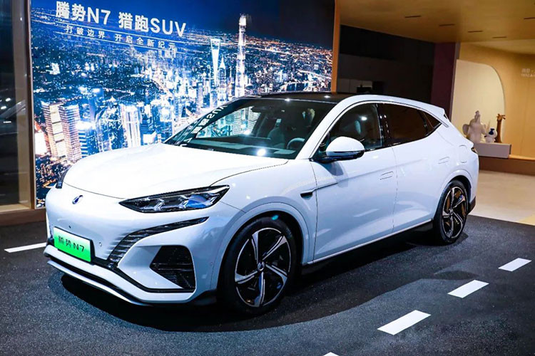 Mức giá xe Denza N7 2024 tại thị trường tỷ dân vẫn chưa được tiết lộ, xe nằm trong 5 dòng sản phẩm bắt đầu bằng các chữ cái D, E, N, Z và A của hãng xe Denza hứa hẹn sẽ làm bùng nổ thị trường xe điện của Trung Quốc.