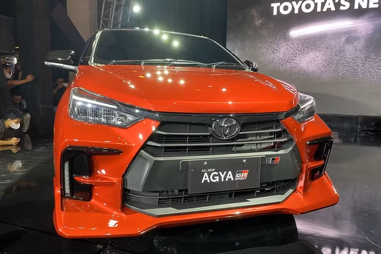 Bên sườn, Toyota Wigo 2023 được trang bị đường dập gân mới, kéo dài từ chắn bùn trước đến tận đèn hậu. Bên cạnh đó là tay nắm cửa và vành la-zăng đa chấu mới. Đằng sau Toyota Wigo 2023 xuất hiện nhiều trang bị mới như đèn hậu, cửa cốp và cản sau. Trên cản sau của xe không còn đèn phản quang nằm ngang như trước.