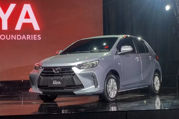 Nâng cấp toàn diện sau 10 năm, Toyota Wigo 2023 mới được kỳ vọng sẽ trở thành gương mặt dẫn đầu phân khúc xe hạng A ở thị trường Indonesia. Ở thế hệ mới, xe được phát triển dựa trên cơ sở gầm bệ Daihatsu New Global Architecture (DNGA) có tên mã D74A, tương tự người anh em Raize hay Veloz Cross.