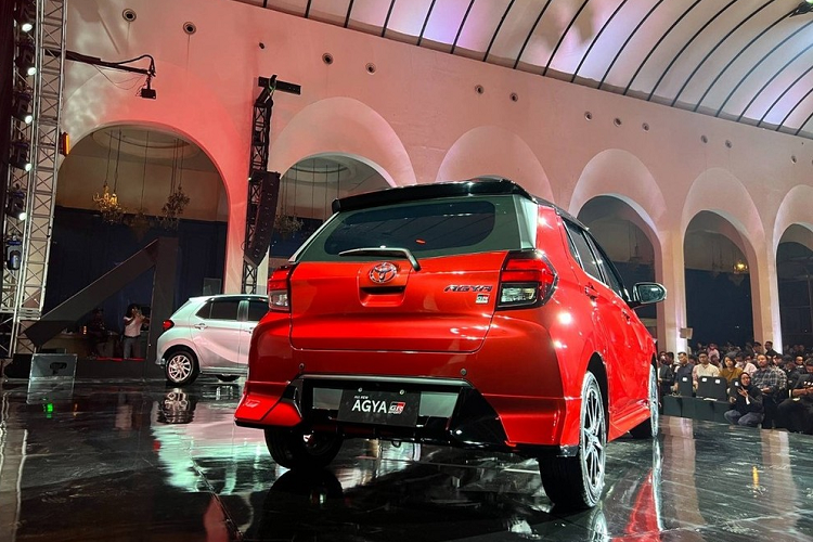 Trên đầu xe, Toyota Wigo 2023 được trang bị lưới tản nhiệt hình thang rộng, được ngăn cách với hốc gió trung tâm bằng nẹp dày dặn, tích hợp giá lắp biển số trước. Thêm vào đó là cụm đèn pha mới, tích hợp dải đèn LED định vị ban ngày hình chữ "L". Ngoài ra, Toyota Wigo 2023 còn có thêm cản trước mới và khe gió nằm dọc ở hai góc đầu xe.