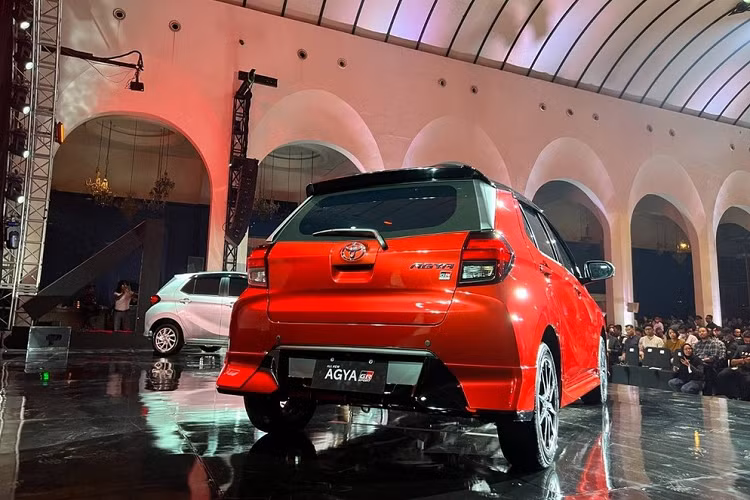 Trên đầu xe, Toyota Wigo 2023 được trang bị lưới tản nhiệt hình thang rộng, được ngăn cách với hốc gió trung tâm bằng nẹp dày dặn, tích hợp giá lắp biển số trước. Thêm vào đó là cụm đèn pha mới, tích hợp dải đèn LED định vị ban ngày hình chữ "L". Ngoài ra, Toyota Wigo 2023 còn có thêm cản trước mới và khe gió nằm dọc ở hai góc đầu xe.