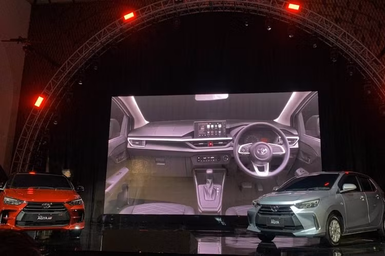 Nhìn chung, thiết kế đằng sau của xe có thiết kế tối giản hơn thế hệ cũ. Ở phiên bản GR Sport, Toyota Wigo 2023 có ngoại hình thể thao hơn, thể hiện qua cản trước, khe gió ở hai góc đầu xe và vành la-zăng. Logo "GR Sport" sẽ xuất hiện trên đầu xe và cửa cốp như dấu hiệu nhận biết.