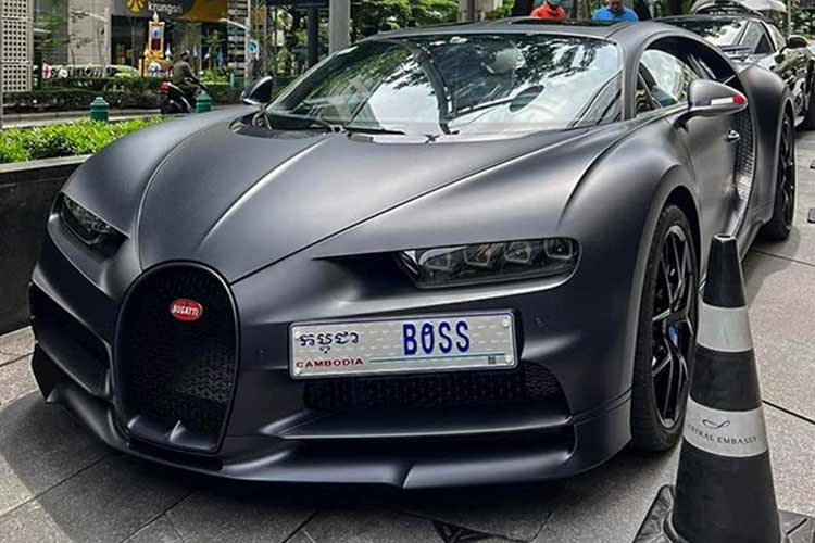 Vào chiều ngày 18/11/2023, đại gia Campuchia mang 2 chiếc Bugatti Chiron siêu đắt đỏ dạo phố đã khiến giới mê xe châu Á bất ngờ và ngạc nhiên cùng xen lẫn ghen tị.