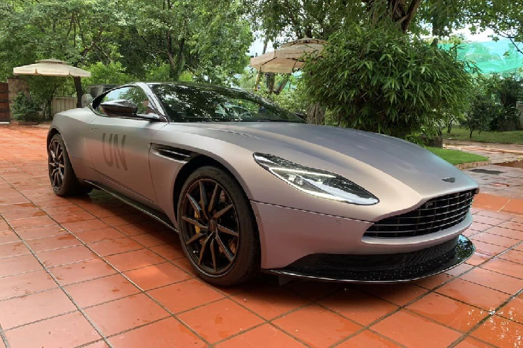 Tính đến thời điểm hiện tại, Việt Nam sở hữu ít nhất 3 chiếc SUV Aston Martin DBX 707 nhanh nhất thế giới, bao gồm cả chiếc trong bài và tất cả đều được nhập khẩu chính hãng. Trong đó, có đến 2 chiếc là thuộc sở hữu của ông Đặng Lê Nguyên Vũ. Mức giá xe Aston Martin DBX 707 tại Việt Nam hiện không dưới 21,8 tỷ đồng.