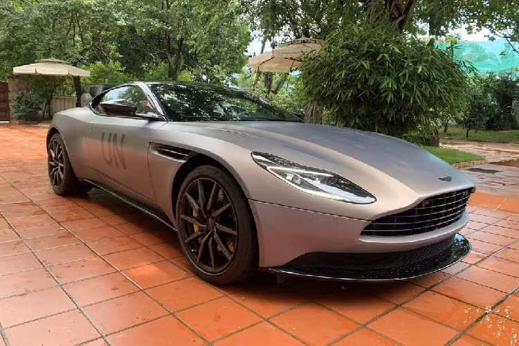 Tính đến thời điểm hiện tại, Việt Nam sở hữu ít nhất 3 chiếc SUV Aston Martin DBX 707 nhanh nhất thế giới, bao gồm cả chiếc trong bài và tất cả đều được nhập khẩu chính hãng. Trong đó, có đến 2 chiếc là thuộc sở hữu của ông Đặng Lê Nguyên Vũ. Mức giá xe Aston Martin DBX 707 tại Việt Nam hiện không dưới 21,8 tỷ đồng.