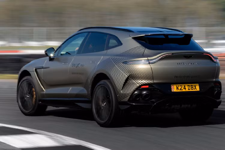 Thông số này mạnh hơn đối thủ Lamborghini Urus Performante 2023 (657 mã lực) và Bentley Bentayga Speed (626 mã lực). Động cơ được ghép nối với hộp số tự động 9 cấp truyền lực tới cả bốn bánh, cho phép xe tăng tốc từ 0 đến 100km/h chỉ trong 3,3 giây và đạt tốc độ tối đa 310km/h. Có thể nói đây là chiếc xe SUV nhanh nhất thế giới tính đến thời điểm hiện tại.