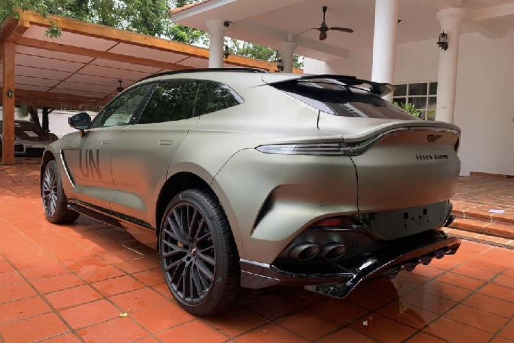Nếu chiếc Aston Martin DBX 707 đầu tiên của “Qua Vũ” sở hữu màu sơn ngoại thất màu đen nhám Q Satin Jet Black thì chiếc thứ 2 của vị Chủ tịch có màu Satin Titanium Grey - xanh quân đội nhạt, nhám. Vào hồi tháng 3 năm nay, chiếc Aston Martin DBX 707 thứ 2 của Đặng Lê Nguyên Vũ đã bị bắt gặp tại trạm đăng kiểm khí thải ở Hà Nội. Tuy nhiên vào thời điểm đó chưa rõ chủ nhân của chiếc siêu SUV này là ai.
