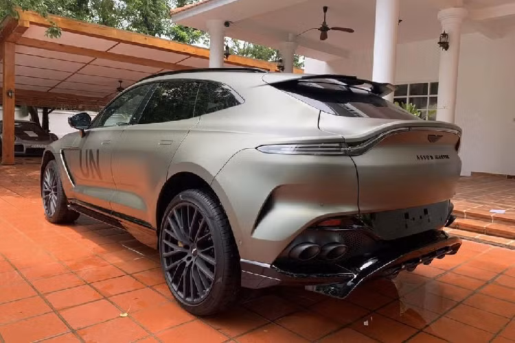 Nếu chiếc Aston Martin DBX 707 đầu tiên của “Qua Vũ” sở hữu màu sơn ngoại thất màu đen nhám Q Satin Jet Black thì chiếc thứ 2 của vị Chủ tịch có màu Satin Titanium Grey - xanh quân đội nhạt, nhám. Vào hồi tháng 3 năm nay, chiếc Aston Martin DBX 707 thứ 2 của Đặng Lê Nguyên Vũ đã bị bắt gặp tại trạm đăng kiểm khí thải ở Hà Nội. Tuy nhiên vào thời điểm đó chưa rõ chủ nhân của chiếc siêu SUV này là ai.
