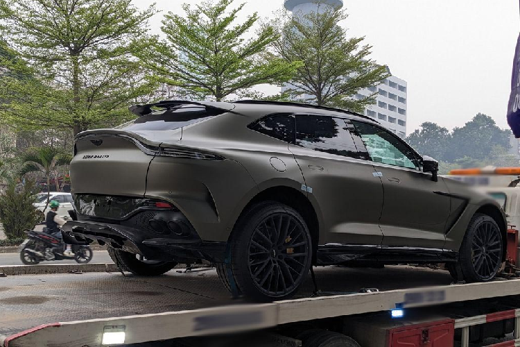Aston Martin DBX 707 sở hữu ngoại hình hầm hố với lưới tản nhiệt được mở rộng, đèn định vị mới, cánh lướt gió cỡ lớn phía sau, bộ khuếch tán không khí giống xe đua F1 hay cụm ống xả kép sơn tối màu. Chiếc Aston Martin DBX 707 này được trang bị bộ mâm kích thước 23 inch màu đen, đi kèm cùm phanh màu vàng nổi bật.