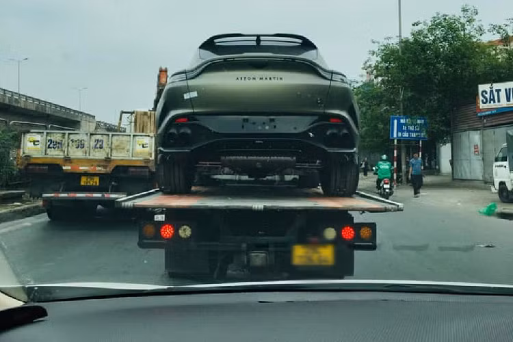 Mãi đến nay, khi một người chuyên nhập khẩu siêu xe, xe sang cho “Qua” chia sẻ hình ảnh của chiếc Aston Martin DBX 707 với ký tự UN trên thân xe lên mạng xã hội, thì giới mê xe nhận ra ngay chủ nhân của siêu phẩm này không ai khác chính là vị Chủ tịch cà phê Trung Nguyên. Bên cạnh màu sơn lạ mắt, chiếc Aston Martin DBX 707 thứ 2 của “Qua” còn có nhiều chi tiết bằng carbon bóng hoặc sơn đen nhám tạo điểm nhấn.