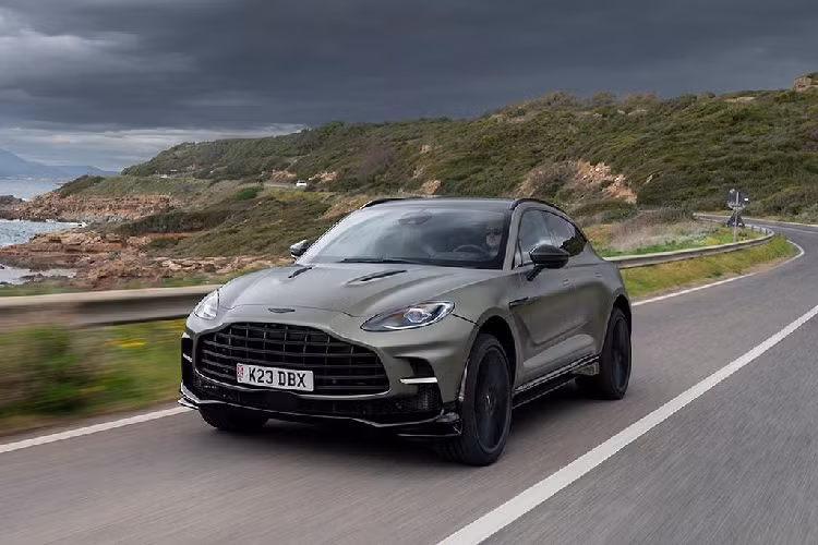 Về nội thất, khoang lái của Aston Martin DBX 707 mang phong cách thể thao, sở hữu hàng loạt những tính năng và công nghệ dẫn đầu phân khúc như cụm đồng hồ kĩ thuật số TFT 12,3 inch, màn hình thông tin giải trí cảm ứng 10,25 inch, hệ thống đèn viền nội thất 64 màu, bốn cổng USB, hệ thống loa cao cấp Aston Martin.