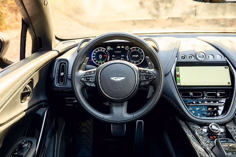 Điều “thu phục” giới mê xe trên Aston Martin DBX 707 là khối động cơ V8, dung tích 4.0 lít được trang bị thêm bộ tăng áp cùng hộp số tự động ly hợp ướt 9 cấp, giúp xe sản sinh công suất tối đa lên đến 707PS đúng như tên gọi và mô-men xoắn cực đại 900 Nm.