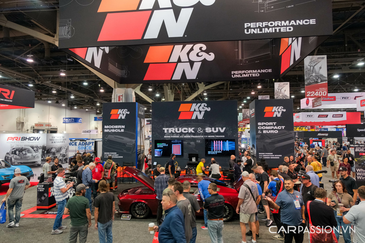 Một số nhà sản xuất ô tô cũng có mặt tại Trung tâm Hội nghị Las Vegas, gồm Ford EV, Phụ tùng &amp; Phụ kiện Ford Performance, Lexus, Nissan và Toyota. Một số sẽ ra mắt các mẫu xe mới, các mẫu xe độ cũng như các bộ phận và phụ kiện mới được thiết kế dành riêng cho những người đam mê cá nhân hoá chiếc xe.