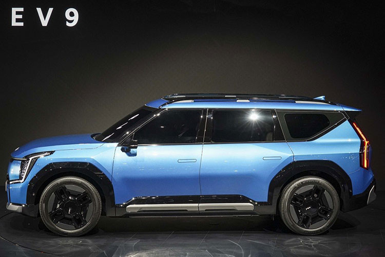 Theo đó, tại thị trường Hàn Quốc, Kia EV9 2024 hiện có 2 phiên bản là Air 2WD và GT-Line. Giá mở bán của 2 phiên bản này lần lượt là 76,71 triệu Won (khoảng 1,34 tỷ đồng) và 87,81 triệu Won (1,53 tỷ đồng).