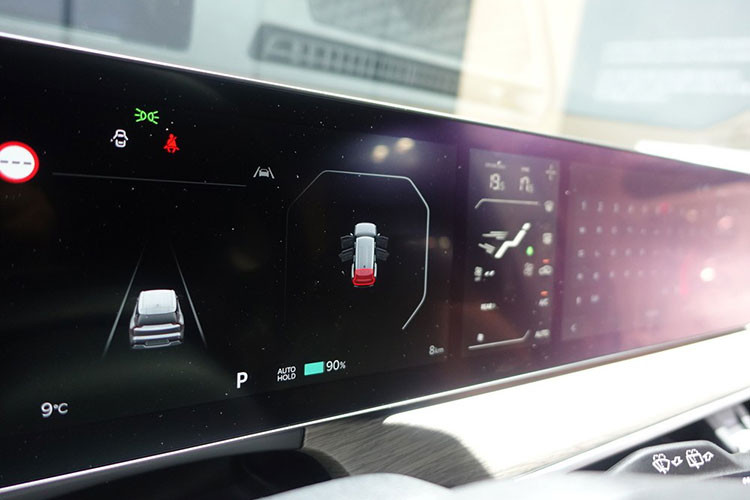 Được phát triển dựa trên cơ sở gầm bệ Electric Global Modular Platform (E-GMP), Kia EV9 2024 có chiều dài 5.010 mm, chiều rộng 1.980 mm, chiều cao 1.780 mm và chiều dài cơ sở 3.100 mm.