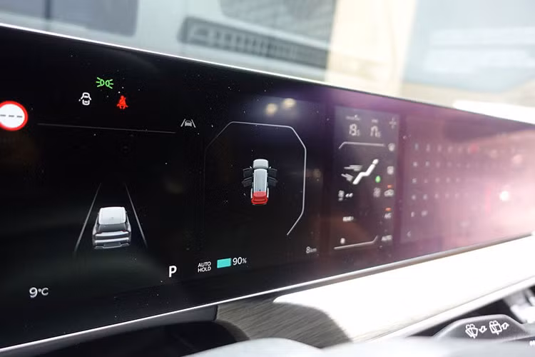 Được phát triển dựa trên cơ sở gầm bệ Electric Global Modular Platform (E-GMP), Kia EV9 2024 có chiều dài 5.010 mm, chiều rộng 1.980 mm, chiều cao 1.780 mm và chiều dài cơ sở 3.100 mm.