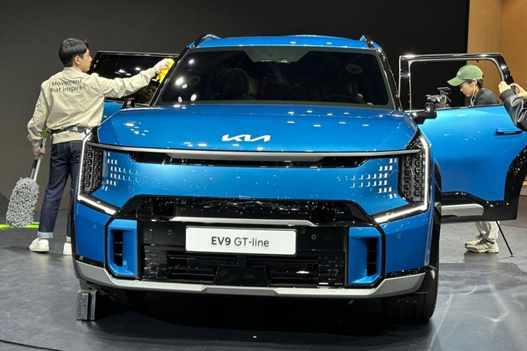 Sau khi áp dụng trợ giá của chính phủ Hàn Quốc dành cho ôtô điện, giá xe Kia EV9 2024 cho 2 phiên bản hiện chỉ còn 73,37 triệu Won (1,28 tỷ đồng) và 83,79 triệu Won (1,46 tỷ đồng).