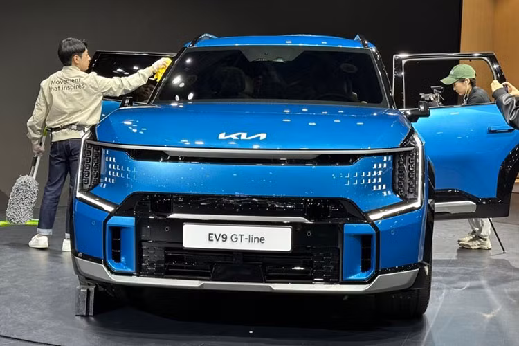 Sau khi áp dụng trợ giá của chính phủ Hàn Quốc dành cho ôtô điện, giá xe Kia EV9 2024 cho 2 phiên bản hiện chỉ còn 73,37 triệu Won (1,28 tỷ đồng) và 83,79 triệu Won (1,46 tỷ đồng).