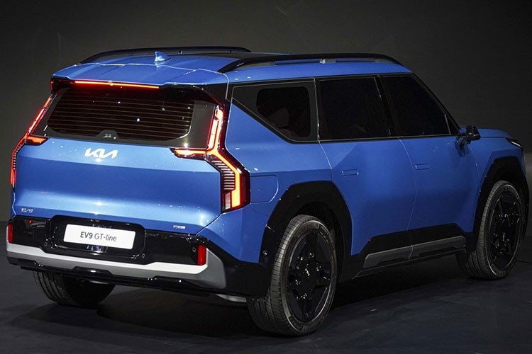 Đặc biệt, mẫu SUV cỡ lớn này còn có công nghệ sạc siêu nhanh 800V, giúp người dùng đi thêm 239 km sau 15 phút sạc. Bên cạnh đó, Kia EV9 2024 cũng có khả năng "bán" điện ngược trở lại cho lưới điện hoặc sạc các thiết bị ngoài xe như máy tính xách tay, tủ lạnh hay đồ cắm trại... 
