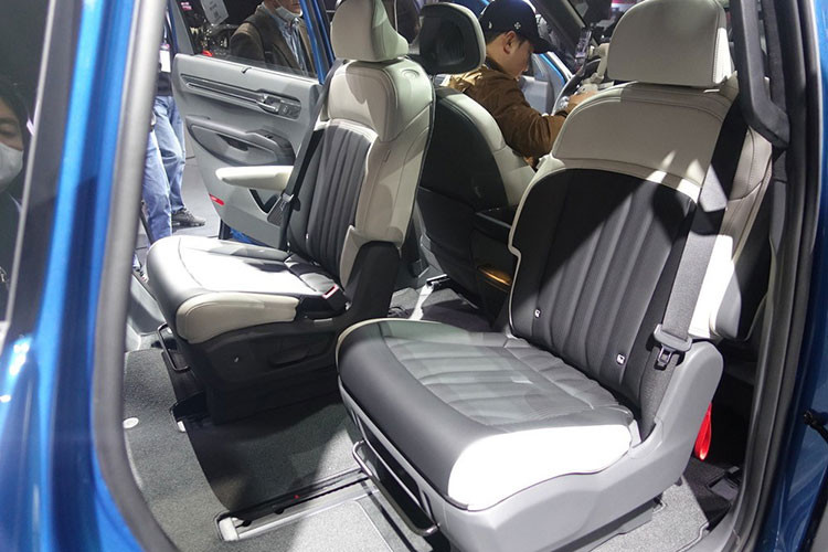 Kia EV9 2024 cũng sở hữu bảng đồng hồ kỹ thuật số và màn hình cảm ứng trung tâm đều có kích thước 12,3 inch với màn hình chỉnh điều hòa 5 inch nằm ở giữa, hệ thống đèn viền nội thất, các chi tiết ốp kim loại, cổng USB Type C.