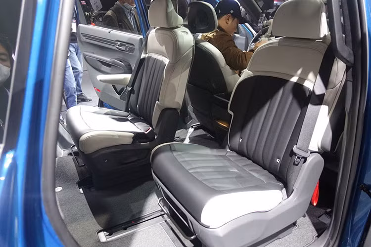 Kia EV9 2024 cũng sở hữu bảng đồng hồ kỹ thuật số và màn hình cảm ứng trung tâm đều có kích thước 12,3 inch với màn hình chỉnh điều hòa 5 inch nằm ở giữa, hệ thống đèn viền nội thất, các chi tiết ốp kim loại, cổng USB Type C.