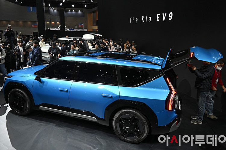 Ngoài ra, Kia EV9 2024 bản GT-Line còn có đèn pha nằm dọc, bao gồm 12 bóng LED chia thành 2 hàng dọc, đóng vai trò như đèn chiếu xa và chiếu gần. Ở bản Air 2WD, đèn pha chỉ có 8 bóng, xếp thành 2 hàng ngang.