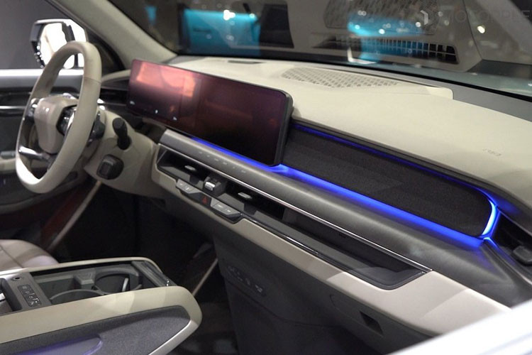 Tùy theo phiên bản, Kia EV9 2024 chạy điện sẽ dùng vành với đường kính từ 19 - 21 inch. Camera kỹ thuật số thay cho gương chiếu hậu truyền thống là trang bị tùy chọn của mẫu SUV thuần điện này.