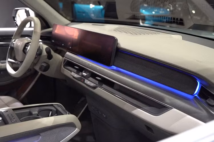 Tùy theo phiên bản, Kia EV9 2024 chạy điện sẽ dùng vành với đường kính từ 19 - 21 inch. Camera kỹ thuật số thay cho gương chiếu hậu truyền thống là trang bị tùy chọn của mẫu SUV thuần điện này.