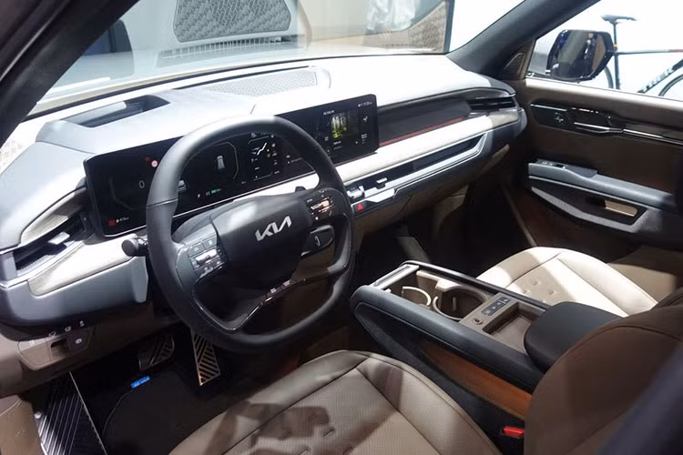 So với bản tiêu chuẩn, Kia EV9 bản GT-Line cao hơn 25 mm vì baga nóc khác biệt. Bên trong mẫu SUV thuần điện này là không gian nội thất 6 chỗ hoặc 7 chỗ ngồi. Trong đó, phiên bản 6 chỗ đi kèm 2 ghế cơ trưởng ở hàng ghế giữa, có thể xoay 180 độ giúp các hành khách phía sau giao tiếp với nhau dễ dàng hơn.