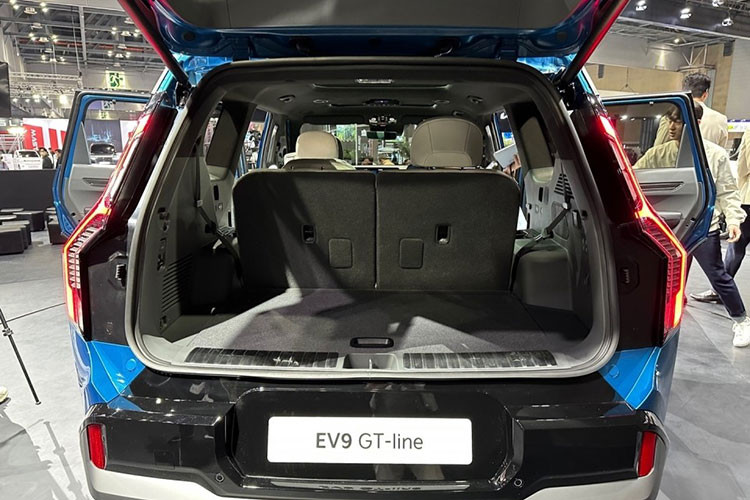 "Trái tim" của Kia EV9 2024 là 3 loại mô-tơ điện với sức mạnh khác nhau. Đầu tiên là mô-tơ điện nằm trên cầu sau với công suất tối đa 201 mã lực và mô-men xoắn cực đại 350 Nm dành cho bản RWD Long Range. Hai con số tương ứng của mô-tơ điện dành cho bản RWD Standard Range là 215 mã lực và 350 Nm.