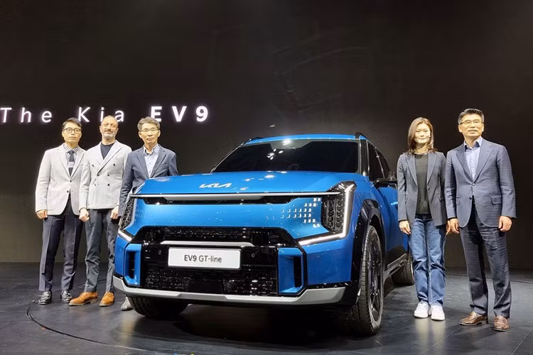 Kia EV9 2024 có 9 màu sơn ngoại thất và 6 màu nội thất cho khách hàng Hàn Quốc lựa chọn. Ngoài Hàn Quốc, mẫu SUV điện cỡ lớn này còn được bán ở nhiều thị trường trên thế giới như Bắc Mỹ. Như vậy, khi có mặt tại thị trường Bắc Mỹ, VinFast VF9 sẽ phải cạnh tranh với đối thủ đáng gờm đến từ xứ sở kim chi.