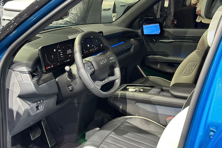 Chưa hết, Kia EV9 GT Line 2024 còn được trang bị cản trước, cản sau và baga nóc thể thao hơn bản Air 2WD. Những trang bị chung của 2 phiên bản gồm có dải đèn LED định vị ban ngày và đèn hậu LED lấy cảm hứng thiết kế từ bản đồ sao, vành hợp kim 4 chấu, tay nắm cửa ẩn cũng như anten vây cá trên nóc.