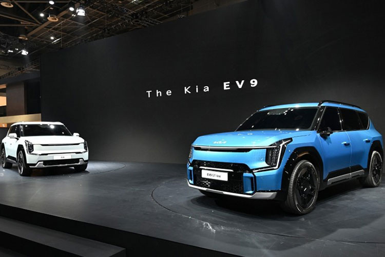 Mạnh nhất là bản AWD với 2 mô-tơ điện trên 2 cầu, tạo ra công suất tổng cộng 380 mã lực và mô-men xoắn cực đại 600 Nm. Nếu mua tính năng Boost trên cửa hàng trực tuyến Kia Connect, chủ xe có thể tăng mô-men xoắn cực đại của bản AWD lên 700 Nm. Bản RWD Long Range sẽ dùng pin có dung lượng 99,8 kWh, mang đến quãng đường di chuyển sau khi sạc pin là 541 km.