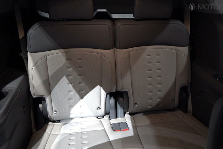 Xe cũng được trang bị khóa kỹ thuật số Digital Key 2, khóa này dùng công nghệ băng thông siêu rộng UWB, cho phép người lái mở cửa và khởi động máy bằng ứng dụng trên điện thoại thông minh. Với xe đi kèm camera kỹ thuật số thay cho gương chiếu hậu, nội thất sẽ có thêm 2 màn hình nhỏ ở hai bên cửa.