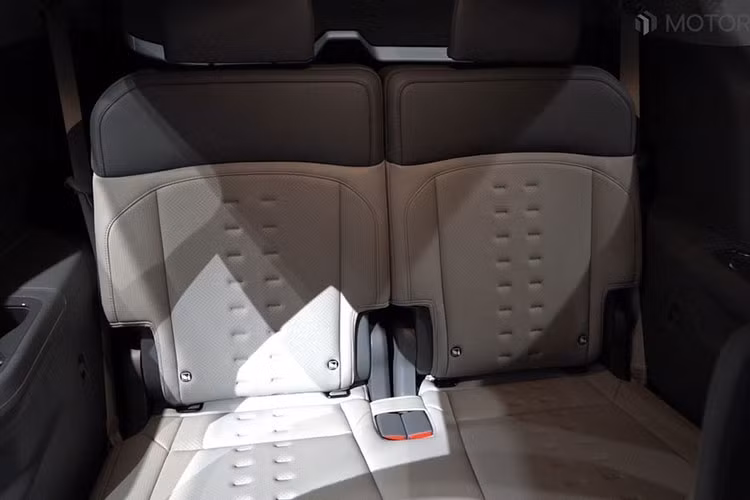 Xe cũng được trang bị khóa kỹ thuật số Digital Key 2, khóa này dùng công nghệ băng thông siêu rộng UWB, cho phép người lái mở cửa và khởi động máy bằng ứng dụng trên điện thoại thông minh. Với xe đi kèm camera kỹ thuật số thay cho gương chiếu hậu, nội thất sẽ có thêm 2 màn hình nhỏ ở hai bên cửa.