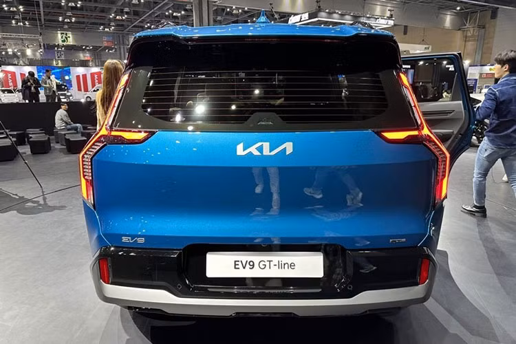 Như thông tin đã đưa, mẫu xe SUV điện Kia EV9 2024 sở hữu cả ngoại hình lẫn trang bị khác biệt giữa 2 phiên bản Air 2WD và GT-Line. Trong đó, bản GT-Line tạo điểm nhấn bằng "lưới tản nhiệt kỹ thuật số" (Digital Pattern Lighting Grille) vì tích hợp các đèn LED nhỏ.