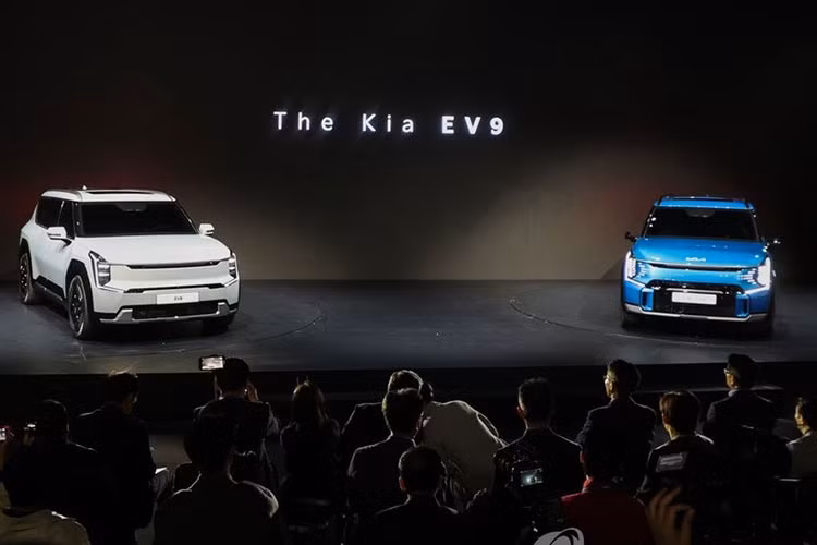  Kia EV9 2024 mới là mẫu SUV thuần điện cỡ lớn đã lần đầu tiên trình làng trong triển lãm Ô tô Seoul 2023 diễn ra vào tháng 4 năm nay. Đến đầu tháng 5/2023, hãng Kia mới chính thức mở bán mẫu xe này ở thị trường nội địa Hàn Quốc. 