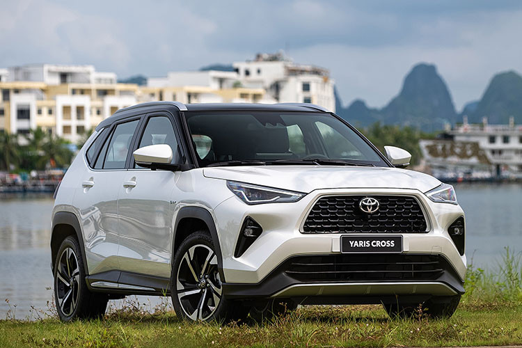 Con số tương ứng của động cơ xăng trên Toyota Yaris Cross 2023 tại Việt Nam là 18,5 km/lít (5,4 lít/100 km) nếu đi với hộp số CVT và 16,5 km/lít (6,06 lít/100 km) khi kết hợp cùng hộp số sàn.
