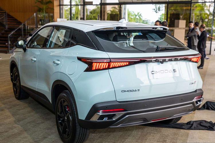 Bên cạnh kích thước vượt mặt các đối thủ, mẫu xe SUV OMODA 5 đến từ Trung Quốc còn sở hữu thiết kế ngoại thất đầy phong cách nhờ triết lý Art in Motion mới. Đây cũng là mẫu SUV đầu tiên của Chery được áp dụng triết lý thiết kế này. Nhờ đó, Omoda 5 mang trên mình những đường nét thiết kế mượt mà và khí động lực học.