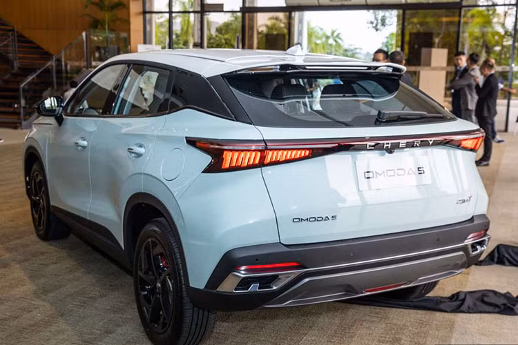 Bên cạnh kích thước vượt mặt các đối thủ, mẫu xe SUV OMODA 5 đến từ Trung Quốc còn sở hữu thiết kế ngoại thất đầy phong cách nhờ triết lý Art in Motion mới. Đây cũng là mẫu SUV đầu tiên của Chery được áp dụng triết lý thiết kế này. Nhờ đó, Omoda 5 mang trên mình những đường nét thiết kế mượt mà và khí động lực học.