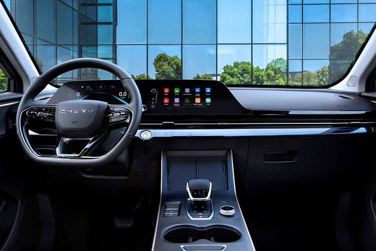 Về nội thất, bên trong khoang cabin của Omoda 5 là không gian hiện đại với điểm nhấn là 2 màn hình 10,25 inch đặt nổi trên mặt táp lô. Không những thế, chiếc SUV này còn được trang bị vô lăng vát đáy khỏe khoắn và ghế thể thao ôm lấy thân người ngồi. Ghế có thể kết hợp nhiều màu sắc với nhau theo đúng tinh thần trẻ trung được áp dụng cho xe.