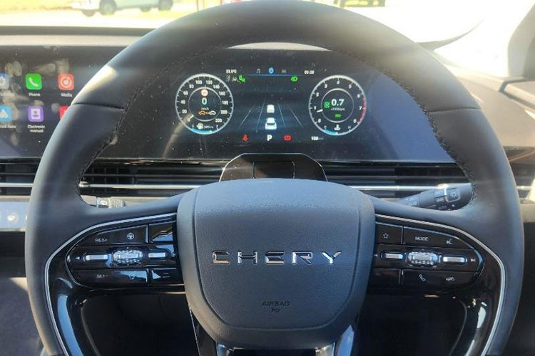 Bên cạnh sự tiện nghi và hiện đại, Omoda 5 còn có những trang bị an toàn như: hệ thống an toàn chủ động ADAS bao gồm hệ thống kiểm soát hành trình thích ứng, hỗ trợ lái xe khi tắc đường, camera 360 độ, hệ thống phát hiện, cảnh báo điểm mù, cảnh báo phương tiện cắt ngang khi lùi, hỗ trợ chuyển làn đường, cảnh báo chệch làn đường, ngăn chệch làn đường và giữ làn đường khẩn cấp. So với các đối thủ cùng phân khúc, Omoda 5 rõ ràng có hệ thống an toàn đầy đủ hơn.