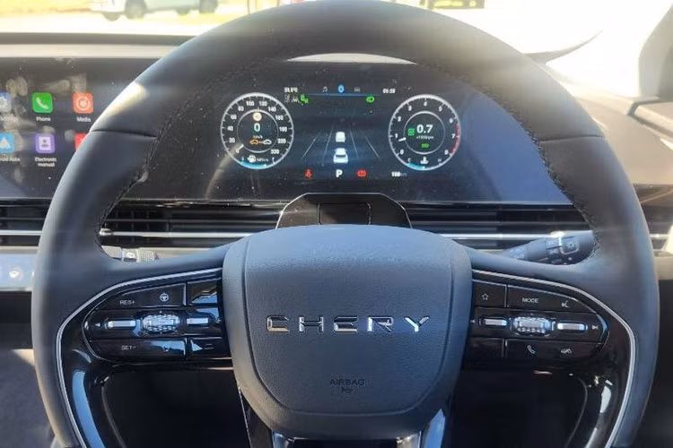 Bên cạnh sự tiện nghi và hiện đại, Omoda 5 còn có những trang bị an toàn như: hệ thống an toàn chủ động ADAS bao gồm hệ thống kiểm soát hành trình thích ứng, hỗ trợ lái xe khi tắc đường, camera 360 độ, hệ thống phát hiện, cảnh báo điểm mù, cảnh báo phương tiện cắt ngang khi lùi, hỗ trợ chuyển làn đường, cảnh báo chệch làn đường, ngăn chệch làn đường và giữ làn đường khẩn cấp. So với các đối thủ cùng phân khúc, Omoda 5 rõ ràng có hệ thống an toàn đầy đủ hơn.