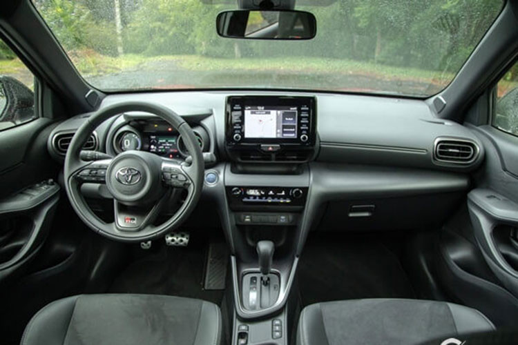 Trong khi đó, bản hybrid dùng động cơ xăng 89 mã lực và mô-men xoắn cực đại 121 Nm, kết hợp với mô-tơ điện công suất 79 mã lực và 141 Nm. Phiên bản này sử dụng hộp số e-CVT. Mức tiêu thụ nhiên liệu trung bình của Toyota Yaris Cross 2023 phiên bản hybrid là 30,3 km/lít (khoảng 3,3 lít/100 km).