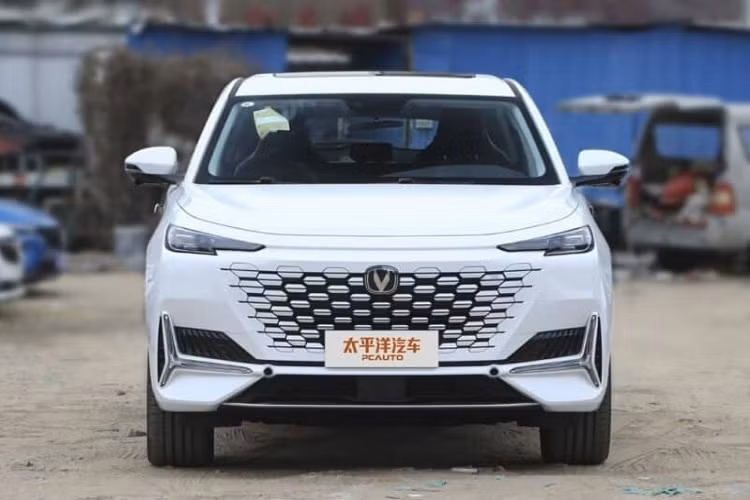 Changan đã yêu cầu Geely dừng những hành động này và bảo lưu quyền thực hiện các biện pháp pháp lý tiếp theo. Chẳng để đối thủ phải chờ đợi, phía Geely cũng nhanh chóng đáp lại với lời tuyên bố rằng thiết kế của Galaxy Light là nguyên bản và nó tiếp tục tính thẩm mỹ độc đáo của những gợn sóng của Geely. Thậm chí, Geely còn cho rằng “lời buộc tội trên là vô căn cứ và gây hiểu lầm cho công chúng.”